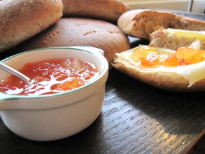 Med tomatmarmelad och prästost